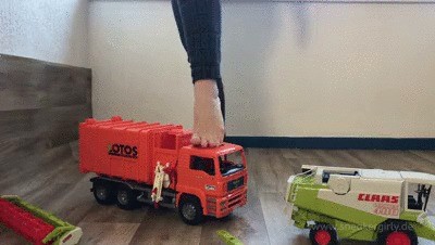 Sneakergirly – Crushing 2 Big Fucktoy Cars