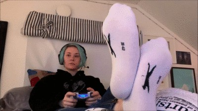 Swedish Gamer Chick Emma’s Massive Feet